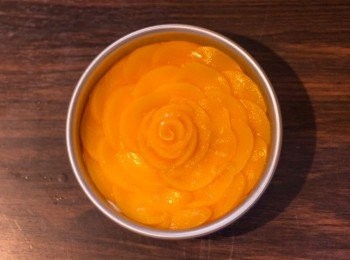 step7: 罐頭半邊桃隔去糖水，用廚房紙印乾，切3mm厚之薄片，取出蛋糕，不用脫模，直接一塊疊一塊由外圍開始排起到中心，較大的鋪於外圍，較小的鋪於內圍。最後一塊捲起直立於中央