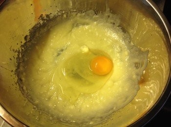 step2: 分2次加入雞蛋再打勻
