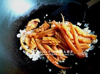 step6: 燒紅鑊 , 爆香蒜粒及乾蔥粒 , 加入魷魚鬚及魷魚頭拌勻