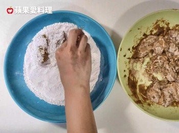 step4: 雞肉沾地瓜粉，靜置，反潮（地瓜粉變溼）。