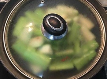 step6: 蓋鍋蓋燜煮到絲瓜變軟即可。