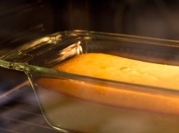 step6: 加入菜油拌勻，倒入模具，放入已預熱至180度的焗爐焗總共約 60 – 70 分鐘