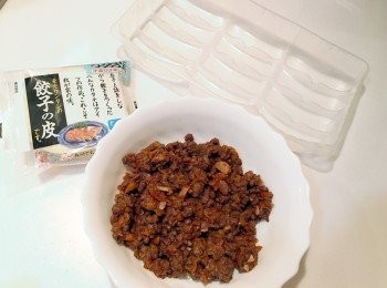 step1: 材料就是這麼簡單：肉醬 + 餃子皮
因喜歡吃粟米，所以加上了。