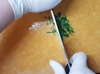 step6: 將青檸榨汁、指天椒切碎及青檸葉切成蓉。