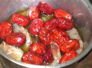 step3: 把紅棗洗淨後舖在上層