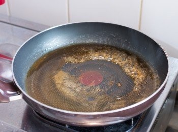 step6: 抹乾淨鍋子，以小火煮溶無鹽牛油後，加入蜜糖、檸檬汁和豉油拌勻。