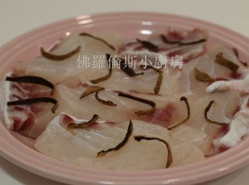 step1: 果皮浸軟去囊切絲
龍躉洗乾淨用廚紙印乾
龍躉上放上果皮絲