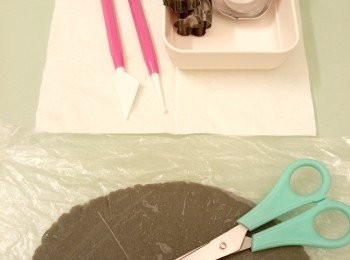 step3: 麵團分成三份(1大2小)，大麵團是身體部份，加入1/3茶匙竹炭粉搓成灰色麵團，將灰麵團放入保鮮袋碌平後放入冰箱備用