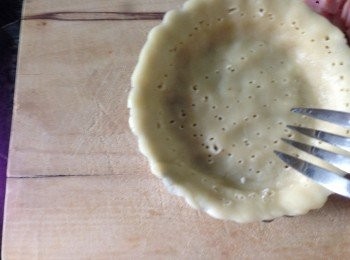 step2: 用牛油略掃一層於撻模內，用手揑牛油皮入模內並用义刺孔以便焗時排皮不會破烈