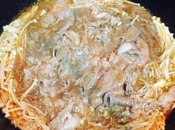 step4: 粉絲和金菇煮熟後，放入牛肉拌炒。最後灑上葱花、指天椒和花生碎即可。