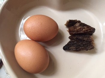 step1: 1)羊肚菌洗淨浸溫水半小時, 將水隔去雜質備用, 一半菌切碎