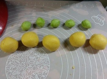 step8: 將身及葉的粉團平均分成5份搓圓,
綠色葉1份分成2粒做兩邊葉
黃色身1份取出8g做粟米粒