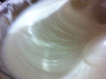 step5: 繼續以高速打出紋路，可以從蛋糊中很清晰的看見紋路，蛋糊也開始變成奶白色。