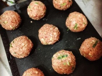 step3: 雙手沾一點香油將肉泥拍打至有彈性，再捏成一顆顆圓球型，可以排放在鉆板上