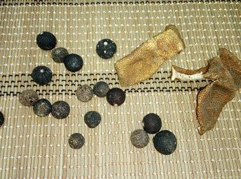 step1: 先把柑胎仔用清水清淨，然後 煮滾水，待水滾後轉中慢火，下柑胎仔煮至30分鐘。當柑胎仔透出陣陣果皮味，水的顏色變淡棕色便可熄火，這便是柑胎茶。
