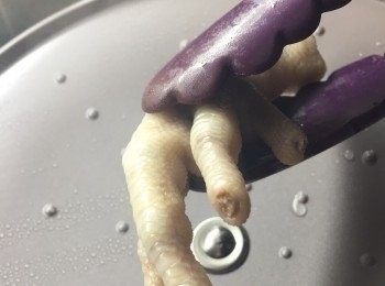 step1: 預備
1. 急凍<a href="https://bit.ly/3kLFTWO" target="_blank" data-keyword="雞腳" class="guide-link"><strong>雞腳</strong></a> <span style="display:inline-block;vertical-align:middle;margin-top:-3px;color:initial;border-radius:3px;padding:2px 3px;font-size:12px;line-height:14px;background:#87d300;color:#fff;">即買</span> 解凍時放一蓋醋去雪味
2. 解凍後為<a href="https://bit.ly/3kLFTWO" target="_blank" data-keyword="雞腳" class="guide-link"><strong>雞腳</strong></a> <span style="display:inline-block;vertical-align:middle;margin-top:-3px;color:initial;border-radius:3px;padding:2px 3px;font-size:12px;line-height:14px;background:#87d300;color:#fff;">即買</span> 修甲，剪用時切勿把<a href="https://bit.ly/3kLFTWO" target="_blank" data-keyword="雞腳" class="guide-link"><strong>雞腳</strong></a> <span style="display:inline-block;vertical-align:middle;margin-top:-3px;color:initial;border-radius:3px;padding:2px 3px;font-size:12px;line-height:14px;background:#87d300;color:#fff;">即買</span> 剪爛以防雞油漏出
3. 煲滾水把<a href="https://bit.ly/3kLFTWO" target="_blank" data-keyword="雞腳" class="guide-link"><strong>雞腳</strong></a> <span style="display:inline-block;vertical-align:middle;margin-top:-3px;color:initial;border-radius:3px;padding:2px 3px;font-size:12px;line-height:14px;background:#87d300;color:#fff;">即買</span> 出水2分鐘，之後浸於凍水中沖洗乾淨