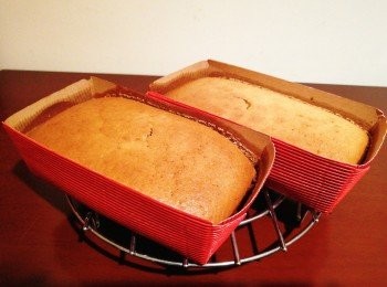 step4: 把麵糊倒入烤模裏，放進已預熱焗爐中，先用190度焗30分鐘，再用180度焗10分鐘，用牙籤插入沒有黏上麵糊就可以。放涼後即可享用。