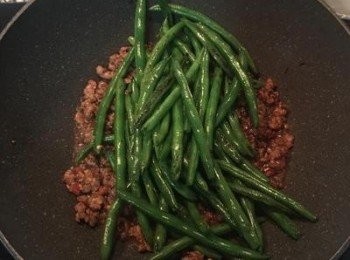 step9: 並加入煸炒過的四季豆，拌勻。