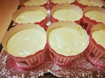 step2: 把檸檬切半，榨出檸檬汁。洗淨檸檬皮，切碎。