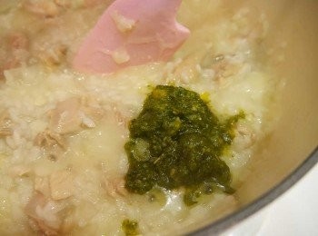 step6: *拌炒到15分鐘左右~將雞肉放入繼續拌炒。 *入青醬，鹽，黑胡椒粒，再拌炒均勻五分鐘。