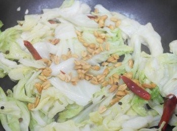 step3: 炒到喜愛的軟度後加入花生粒及鹽調味即完成啦!!!!