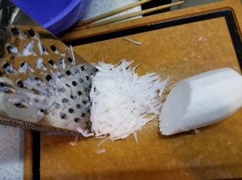 step1: 將半條約400g白蘿蔔刨成絲