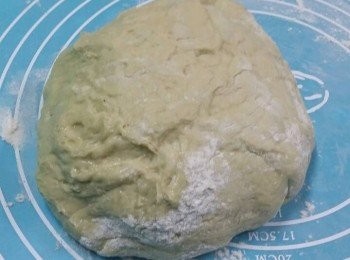 step1: 先用麵包機搓好個麵團 

** 如果用P仔105 既話, 就用 Mode 10 ** 
** 如果無麵包機, 請記得鹽同酵母唔好放埋一齊。鹽會"拿"死啲酵母架 **