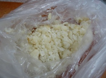 step2: 馬蹄去皮洗淨，放在膠袋內， 用刀拍碎, 略琢成小粒