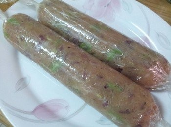 step9: 把冷凍成半凍結狀態的雞塊卷取出