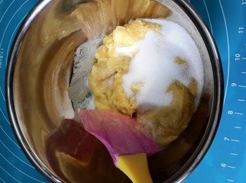 step7: 先將貓山榴槤果肉去核，取230克果肉用羹壓成蓉，倒入30克砂糖拌勻