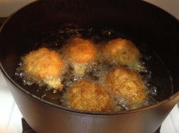 step7: 熱鍋熱油 (用少許麵包糠灑在油裡，如果麵包糠立刻散開就代表油温可以了)，下包好的<a href="https://bit.ly/2YzwBVG" target="_blank" data-keyword="蟹鉗" class="guide-link"><strong>蟹鉗</strong></a> <span style="display:inline-block;vertical-align:middle;margin-top:-3px;color:initial;border-radius:3px;padding:2px 3px;font-size:12px;line-height:14px;background:#87d300;color:#fff;">即買</span> 炸至金黃 (時間約 5-6 分鐘，時乎蝦膠的份量大少)，炸好後用廚房紙吸油便可