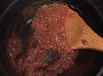 step9: 繼續用慢火煮並不停攪拌至果醬質感。