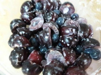 step4: 把玉米粉和櫻桃 , 藍莓拌勻