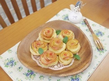 step6: 好美好美~~餐桌上的花兒們!!!玫瑰蘋果派簡單又可口!!!