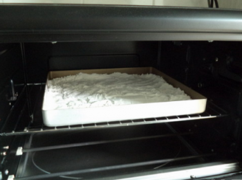 step2: 放烤箱150度預熱後烤5分鐘，放涼後過篩到烤盤裡。