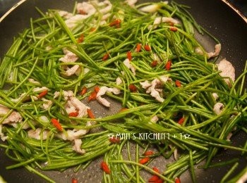 step4: 最後起鍋前灑上枸杞拌炒一下並加入糖和鹽調味就完成了喔。