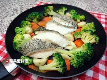 step7: 整個平底鍋直接上桌，不用另外洗盤子，哈~（一鍋煮，一鍋上菜，一鍋到底）