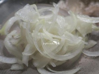 step3: 洋蔥切絲冰鎮備用