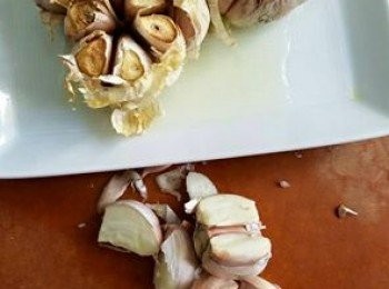 step1: 兩個蒜蓉切頂，加橄欖油，放入焗爐用160度焗15分鐘.