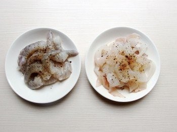 step3: 將切好的海鮮<span class="group_1">食材</span>先用米酒及海鹽,黑胡椒粉抓醃。