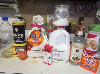 step1: (3/4 cup) bleached all-purpose flour，  (1/4 cup) cornstarch，1/2 tsp. salt，1/2 tsp. baking powder，1/4 tsp. baking soda， 3/4 cup buttermilk，1/4 cup milk， 3Tbsp. vegetable oil，1 large egg, separate。1 Tbs  sugar，1/2 tsp. vanilla extract 。