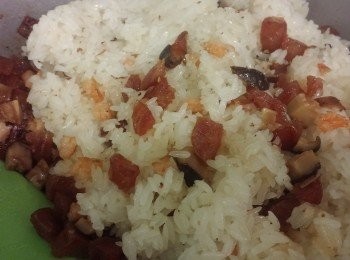 step7: 炒臘腸粒,冬菇粒贊酒後落糯米飯。