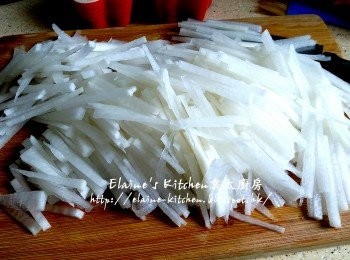 step1: 白蘿蔔去皮切成幼條 , 蝦米浸水10分鐘至軟身(浸蝦米水留起)