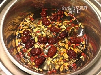 step2: 將中藥放入電鍋內鍋，加水到刻度6，加米酒；電鍋外鍋1杯水煮藥材湯