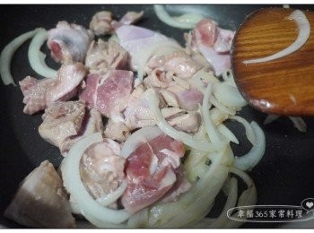 step5: 再放入雞腿肉翻炒。