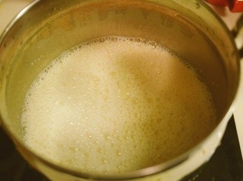 step7: 完成最辛苦的隔渣工夫後, 得出既豆漿按個人口味加入糖, 之後用慢火煮滾