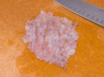 step2: 去殼蝦仁挑腸後用刀拍扁後用刀剁碎。