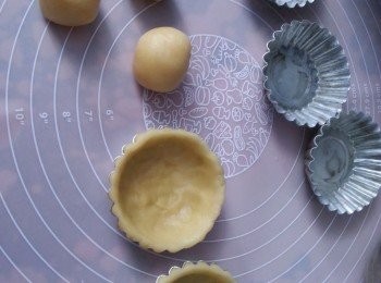 step8: 取出皮分成27g一粒搓圓,壓扁,放入模中,由底開始推上,貼模推出空氣(推到模頂部出少少即可,不要推太高)