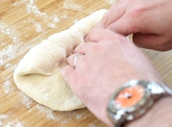 step4: 拿出麵糰，分成三份，用手按壓麵糰排出空氣，將麵糰塑成長方形，將上半的麵糰向中間摺，用手輕壓接口