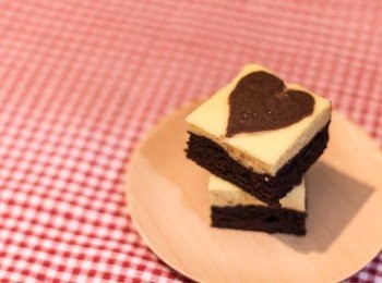 step17: 組合  ：　放入已預熱攝氏175度之焗爐焗大約22分鐘後可取出，待涼後可脫模拆開牛油紙切件